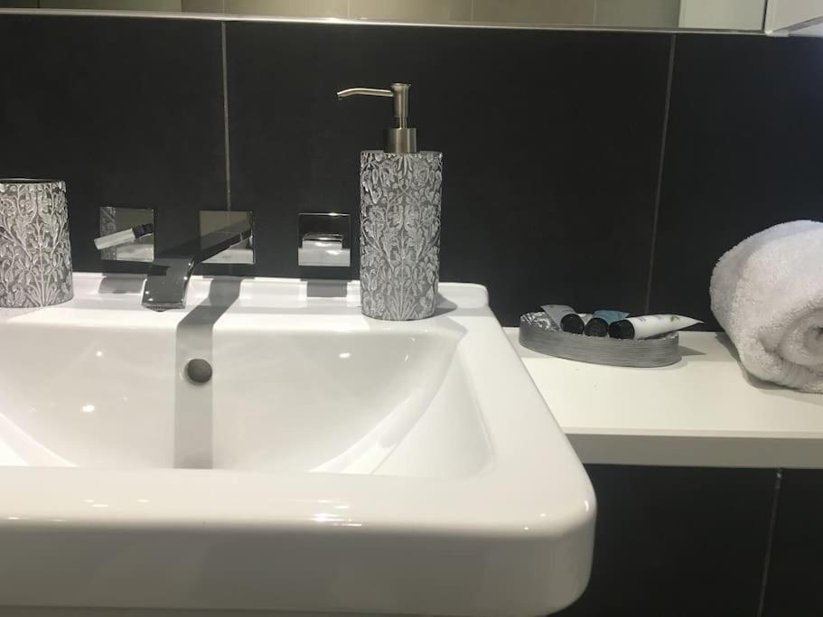 Grand Serviced Apartment***** Кройдон Экстерьер фото
